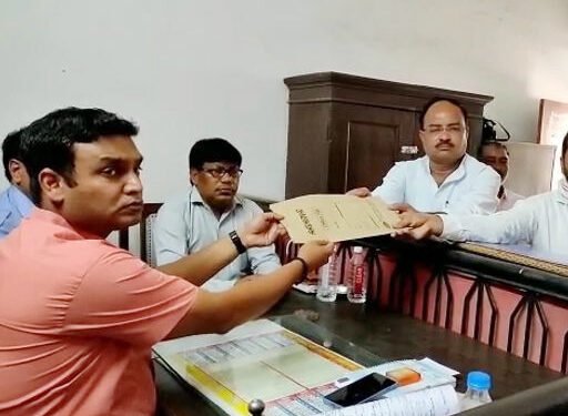 चंदौली में पूर्व चेयरमैन के पति ने किया निर्दलीय नामांकन, बनने-बिगड़ने लगे समीकरण