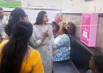 चारबाग रेलवे स्टेशन पर खुला सैनेट्री नैपकिन पैड वेंडिंग मशीन