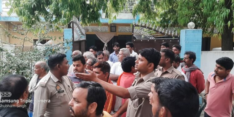 हनुमान मंदिर से हार चोरी करते समय पकड़ा गया चोर