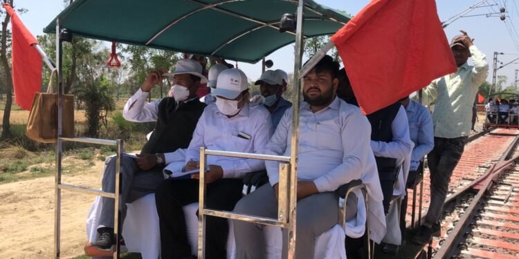 सीआरएस ने किया रेलपथ के दोहरीकरण एवं विद्युतीकरण कार्य का निरीक्षण