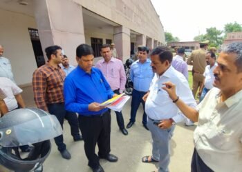 डीईओ सूर्यपाल गंगवार का तूफानी निरीक्षण