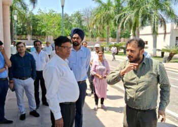 डीएम ने किया नगर निगम कार्यालय व स्मृति उपवन का औचक निरीक्षण