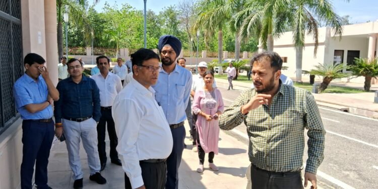 डीएम ने किया नगर निगम कार्यालय व स्मृति उपवन का औचक निरीक्षण