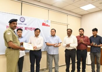 रेलकर्मी विषम परिस्थितियों में रेल संचालन का कार्य करते है: डीआरएम