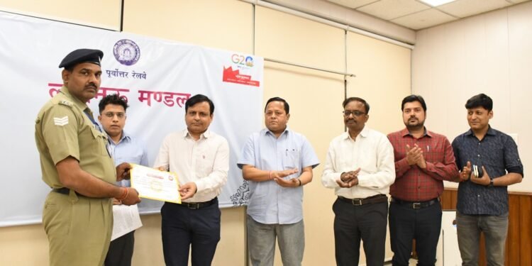 रेलकर्मी विषम परिस्थितियों में रेल संचालन का कार्य करते है: डीआरएम