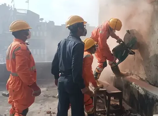 कानपुर में तीसरे दिन भी नहीं बुझ सकी आग, एनडीआरएफ व एसडीआरएफ ने संभाला मोर्चा