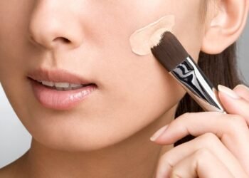 हल्के शेड फाउंडेशन को त्वचा के लिए कैसे बनाएं पर्फेक्ट ?