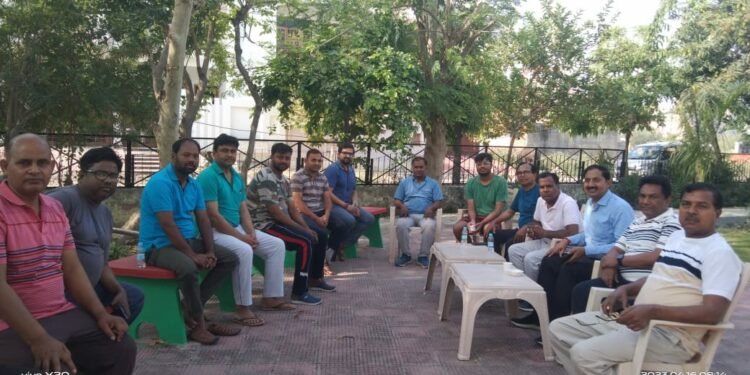 लखनऊ में अपना ग्रुप के मेंबर्स ने समाज में चाय पर चर्चा का आयोजन किया