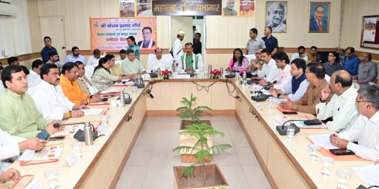 गलियों में खड़ी गाड़ियों के न किए जाएं अनावश्क चालान:केशव प्रसाद मौर्य