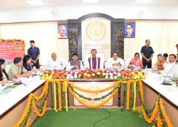 उप मुख्यमंत्री केशव प्रसाद मौर्य ने विकास कार्याे, जनकल्याणकारी योजनाओं को लेकर अधिकारियों के साथ की समीक्षा बैठक