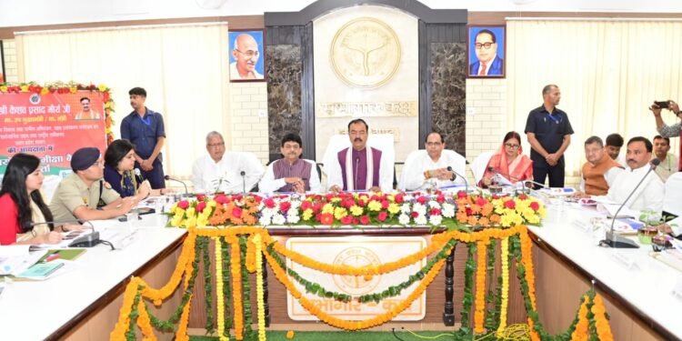 उप मुख्यमंत्री केशव प्रसाद मौर्य ने विकास कार्याे, जनकल्याणकारी योजनाओं को लेकर अधिकारियों के साथ की समीक्षा बैठक