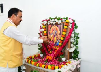 उपमुख्यमंत्री केशव प्रसाद मौर्य ने सम्राट चंद्रगुप्त मौर्य के चित्र पर माल्यार्पण कर श्रद्धा सुमन अर्पित किए