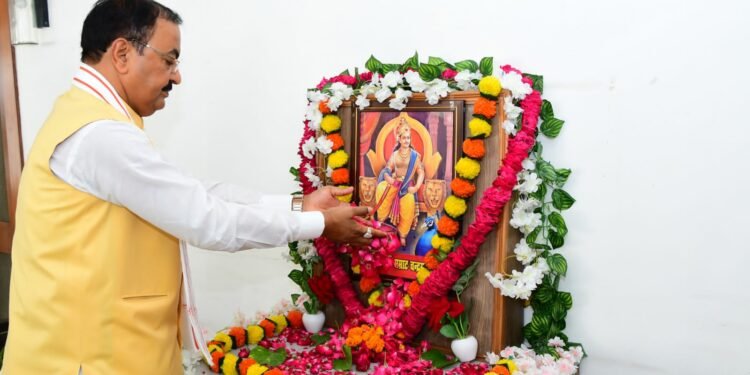 उपमुख्यमंत्री केशव प्रसाद मौर्य ने सम्राट चंद्रगुप्त मौर्य के चित्र पर माल्यार्पण कर श्रद्धा सुमन अर्पित किए