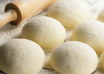 गूंथा हुआ आटा फ्रिज में रखने के बावजूद बदल देता है रंग और पड़ जाता है सख्त,तो अपनाऐं ये किचन टिप्स