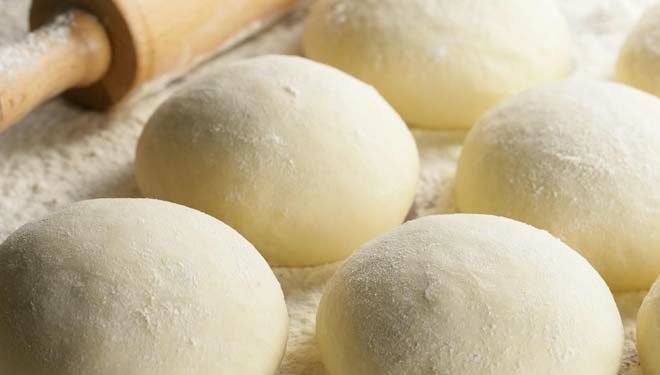 गूंथा हुआ आटा फ्रिज में रखने के बावजूद बदल देता है रंग और पड़ जाता है सख्त,तो अपनाऐं ये किचन टिप्स