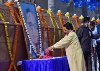 डॉक्टर भीमराव आंबेडकर की 132वीं जयंती पर बसपा मुखिया मायावती ने बाबा साहब के प्रतिमा में श्रद्धा सुमन अर्पित किए