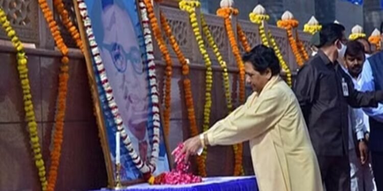 डॉक्टर भीमराव आंबेडकर की 132वीं जयंती पर बसपा मुखिया मायावती ने बाबा साहब के प्रतिमा में श्रद्धा सुमन अर्पित किए