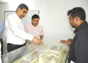 महाप्रबन्धक ने गोमतीनगर स्टेशन पर हो रहे विकास कार्यो को देखा