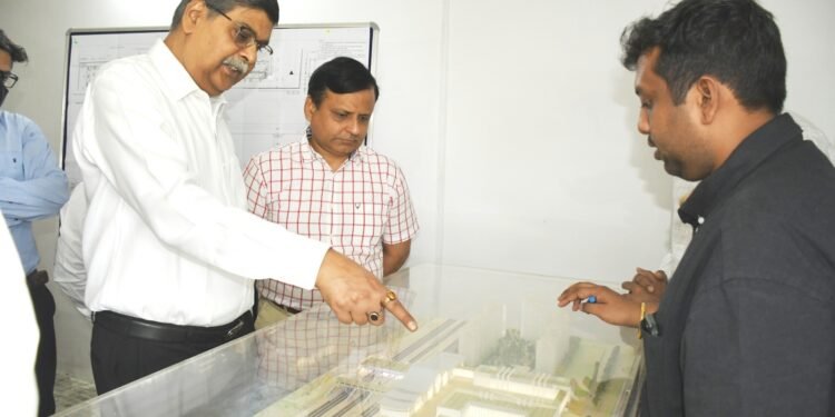 महाप्रबन्धक ने गोमतीनगर स्टेशन पर हो रहे विकास कार्यो को देखा