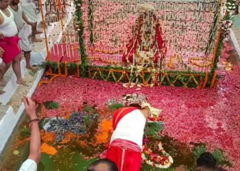 काशी के पुष्करणी कुंड में भक्तों ने लगाई आस्था की डुबकी, भगवान विष्णु ने सुदर्शन चक्र से किया था इसका निर्माण