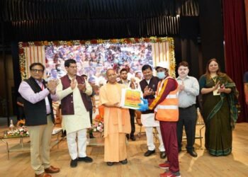 नगर निगम में नये वाहनों को मुख्यमंत्री ने दिखाई हरी झंडी