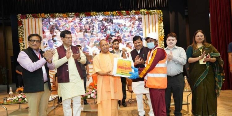 नगर निगम में नये वाहनों को मुख्यमंत्री ने दिखाई हरी झंडी