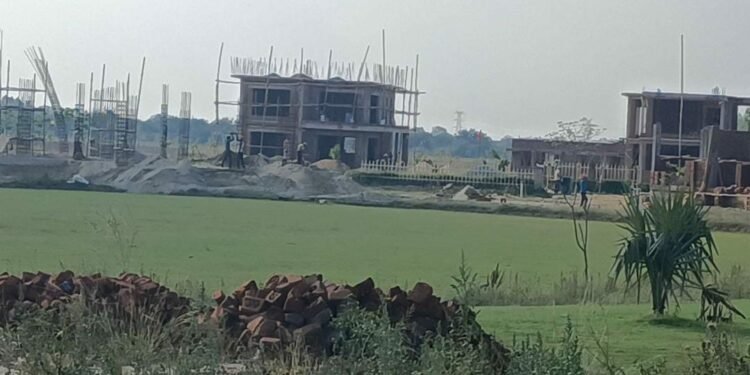 जिला पंचायत के सील प्रोजेक्ट पर चल रहा धड़ल्ले से निर्माण कार्य