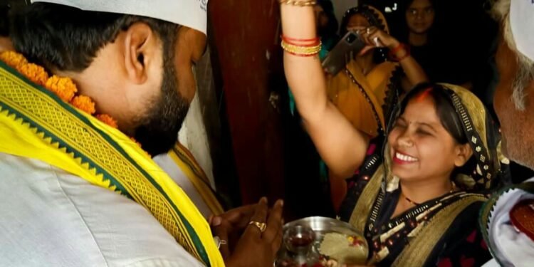 घर-घर पहुंच कर वोट देने की अपील कर रहे हैं नगर पंचायत प्रत्याशी