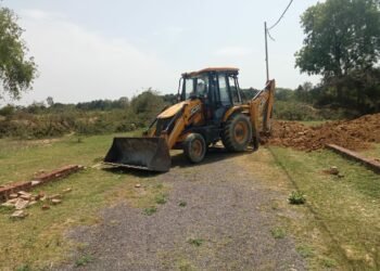 मेगा स्पर्श सिटी प्लाटिंग कंपनी पर चला तहसील प्रशासन का बुलडोजर