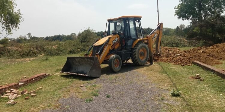 मेगा स्पर्श सिटी प्लाटिंग कंपनी पर चला तहसील प्रशासन का बुलडोजर