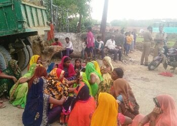 ओवरलोड ट्रैक्टर की चपेट में आने से दो बच्चों की मौत, एक घायल