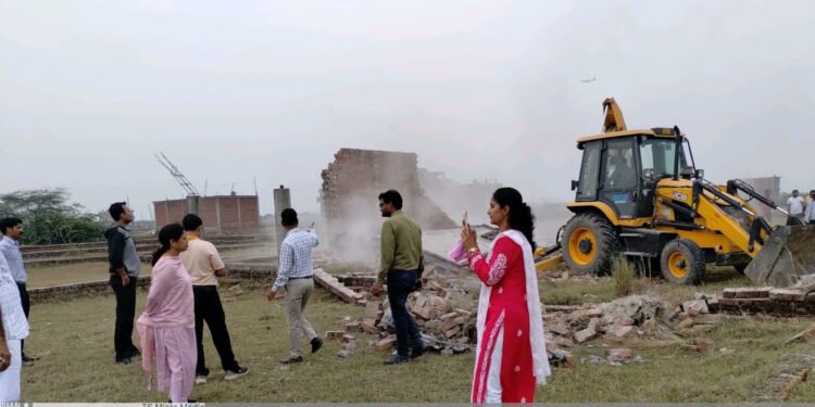 नगर निगम 15 करोड की भूमि से अतिक्रमण हटाकर कराया कब्जा मुक्त