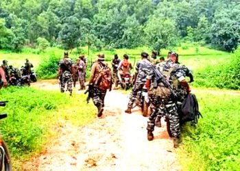 बड़ी खबर: छत्तीसगढ़ में नक्सलियों ने पुलिसकर्मियों की गाड़ी को IED से उड़ाया, 10 जवान शहीद