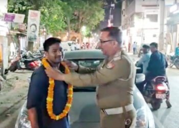 बीच सड़क गाड़ी खड़ी करना पड़ा महंगा: पुलिस ने पहले किया माल्यार्पण, फिर थमाया इतने रुपए का चालान…