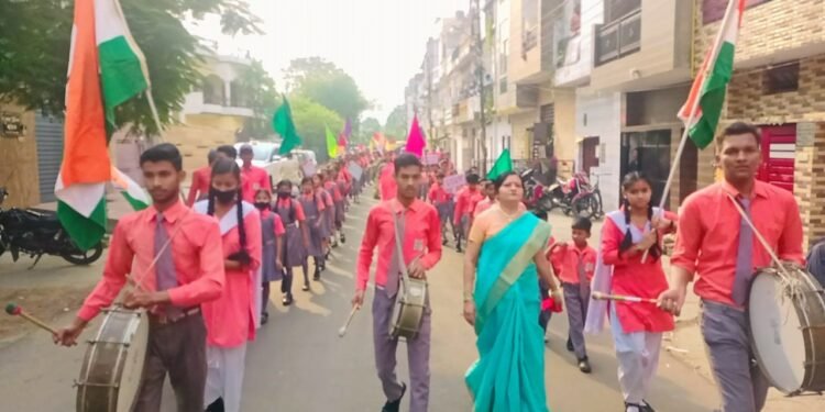 प्रकाश बाल विद्या मंदिर व महासमिति के सहयोग से निकली मतदाता जागरूकता रैली