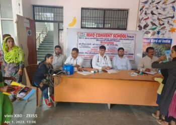 सरोजनीनगर के मैक कॉन्वेंट स्कूल में निशुल्क स्वास्थ्य शिविर में लोगों की हुई जांच, वितरित की गई दवाएं