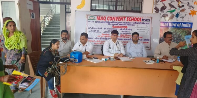 सरोजनीनगर के मैक कॉन्वेंट स्कूल में निशुल्क स्वास्थ्य शिविर में लोगों की हुई जांच, वितरित की गई दवाएं