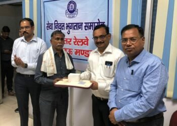 उत्तर रेलवे ने 30 सेवानिवृत कर्मचारी को गोल्ड कोटेड चांदी का पदक प्रदान कर सम्मानित किया