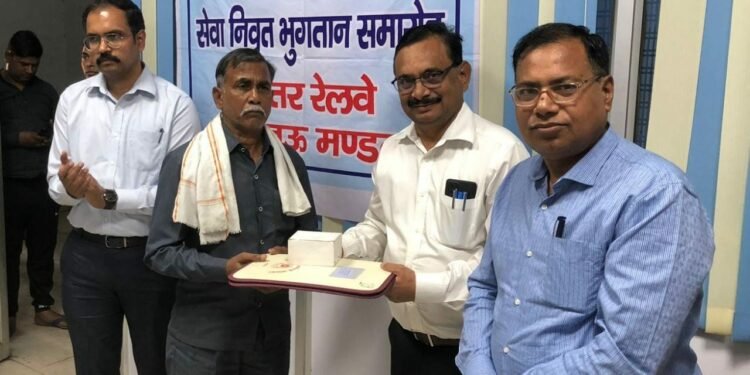 उत्तर रेलवे ने 30 सेवानिवृत कर्मचारी को गोल्ड कोटेड चांदी का पदक प्रदान कर सम्मानित किया