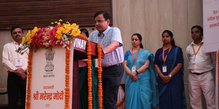 लखनऊ सहित 45 स्थानों पर लगा रोजगार मेला, 71,000 नवनियुक्त को मिला नियुक्ति पत्र