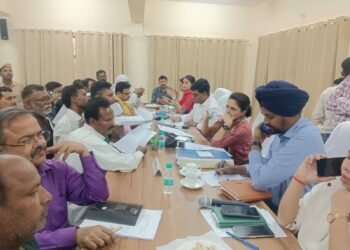 सरोजनीनगर संपूर्ण समाधान दिवस में मंडलायुक्त ने अधिकारियों को लगाई फटकार