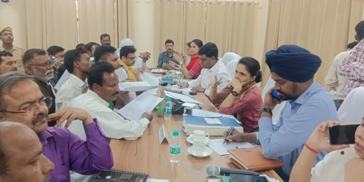 सरोजनीनगर संपूर्ण समाधान दिवस में मंडलायुक्त ने अधिकारियों को लगाई फटकार