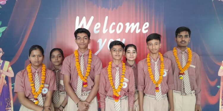 यूपी बोर्ड की हाईस्कूल परीक्षा में अच्छे अंक लाकर मेधावियों ने स्कूल का नाम किया रोशन