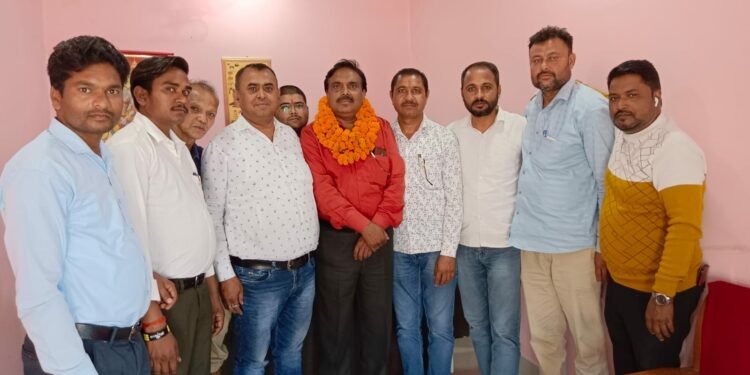 प्रेस क्लब सरोजनीनगर की बैठक में राजकिशोर पासी चौथी बार पुन: अध्यक्ष मनोनीत