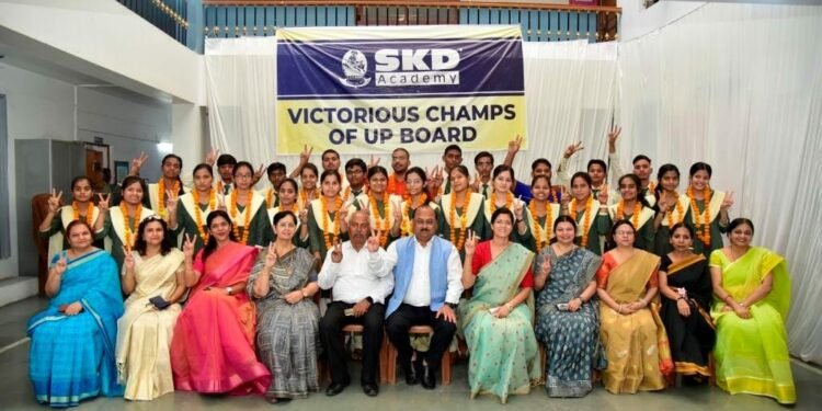 एसकेडी एकेडमी का शत-प्रतिशत रहा परीक्षा परिणाम
