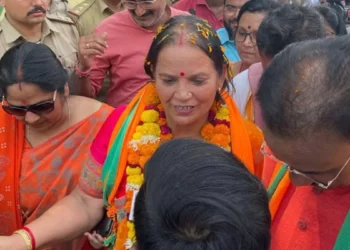 लखनऊ से भाजपा ने सुषमा खड़कवाल का मेयर पद के लिए नामांकन कराया