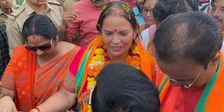 लखनऊ से भाजपा ने सुषमा खड़कवाल का मेयर पद के लिए नामांकन कराया