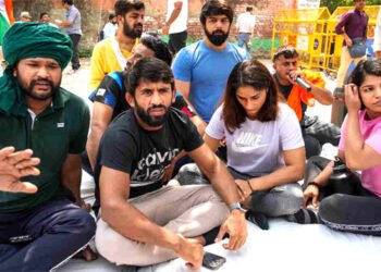 BJP सांसद के खिलाफ विनेश फोगाट समेत 8 पहलवान पहुंचे सुप्रीम कोर्ट, WFI के चुनाव पर लगी रोक