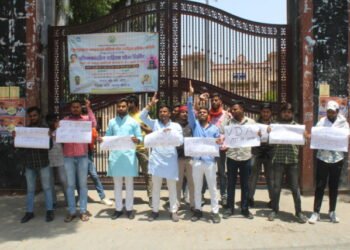 एनएसयूआई कार्यकर्ताओं ने Ropeway निर्माण के विरोध में दिया धरना