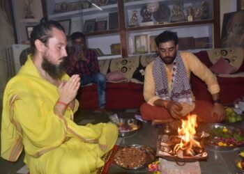 Varanasi: रूस के एंटीव एंड्रिव बने अतंदानंद, अपनाया सनातन धर्म